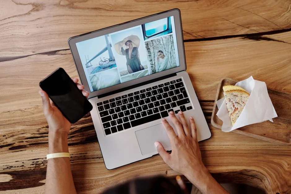 Un espace de travail contemporain présentant un ordinateur portable, une tablette et des smartphones, idéal pour un usage technologique et freelance.